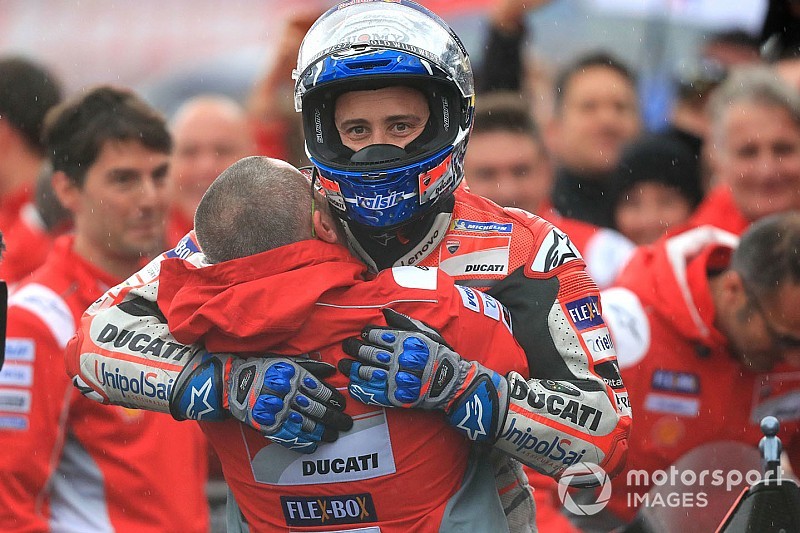 MotoGP Valencia: Heyecan dolu ve bol kazalı yarışı Dovizioso kazandı!