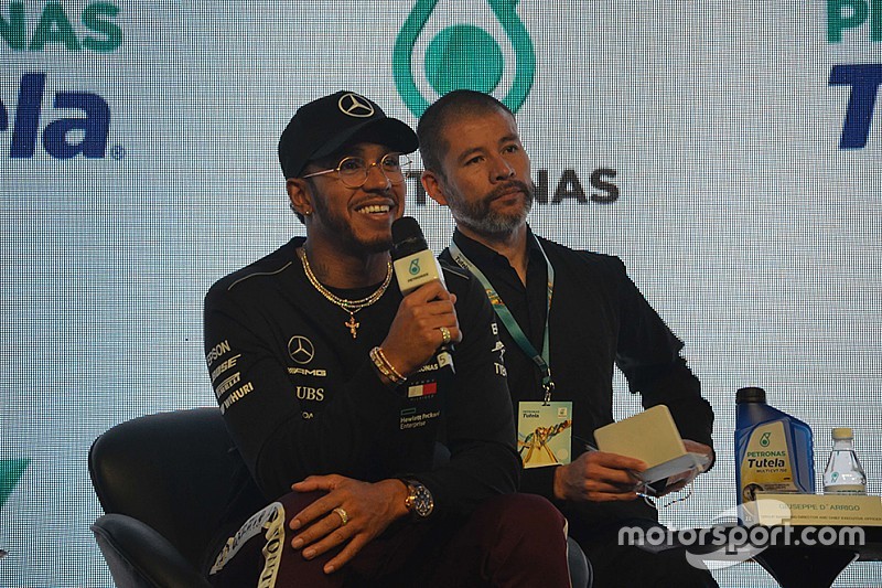 Hamilton: Foco em recordes de Schumi pode me fazer “tropeçar”