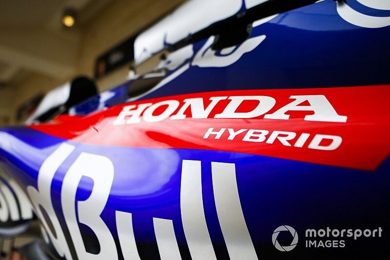 Un logo Honda Hybrid sur la Scuderia Toro Rosso STR13