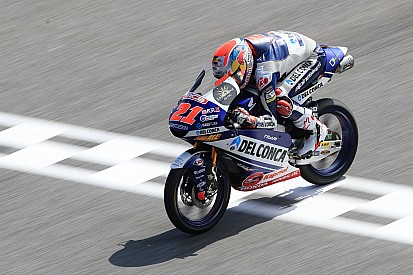 Moto3 Buriram: Di Giannantonio wint, Bezzecchi crasht in laatste bocht