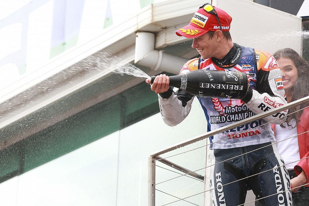 Casey Stoner, Repsol Honda, fête sa victoire sur le podium