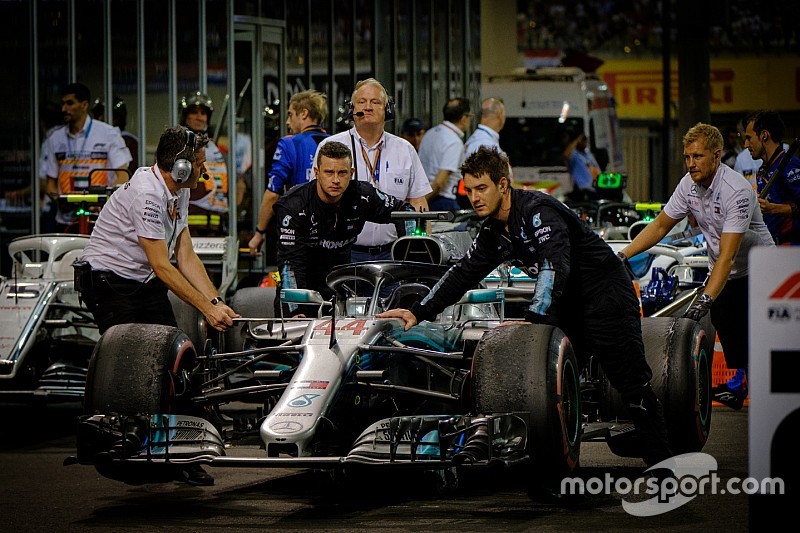 A Racing Pointtal egy napon mutatkozik be a címvédő Mercedes W10