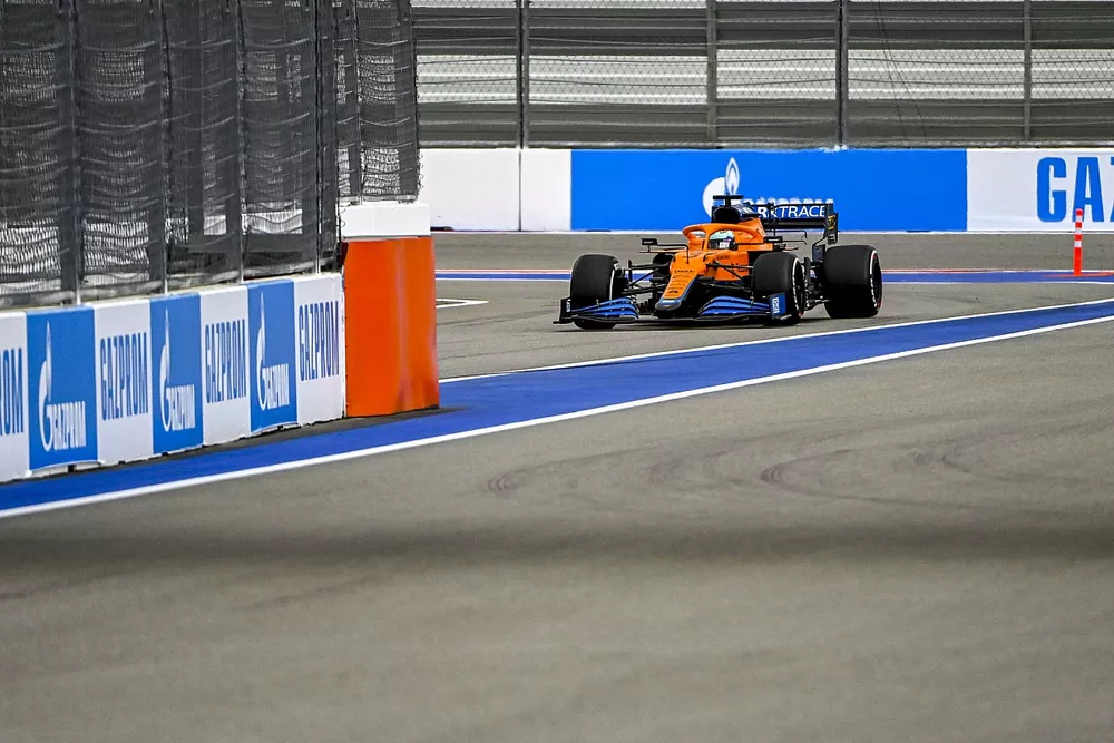 Daniel Ricciardo, McLaren MCL35M, entra en boxes