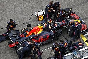 В Red Bull объяснили заминку на пит-стопе Переса