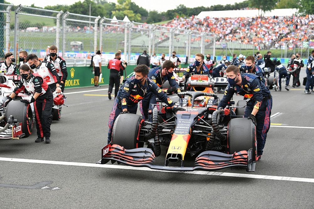 Max Verstappen, Red Bull Racing RB16B, arrives on the grid