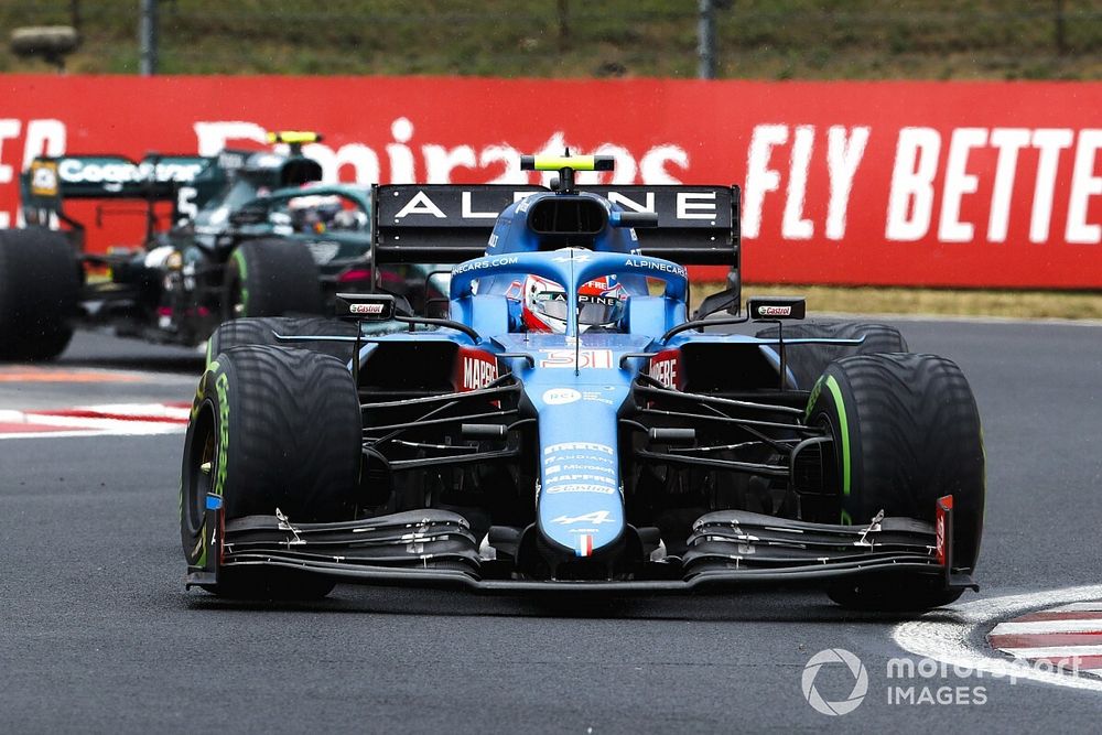 Esteban Ocon, Alpine A521, Sebastian Vettel, Aston Martin AMR21