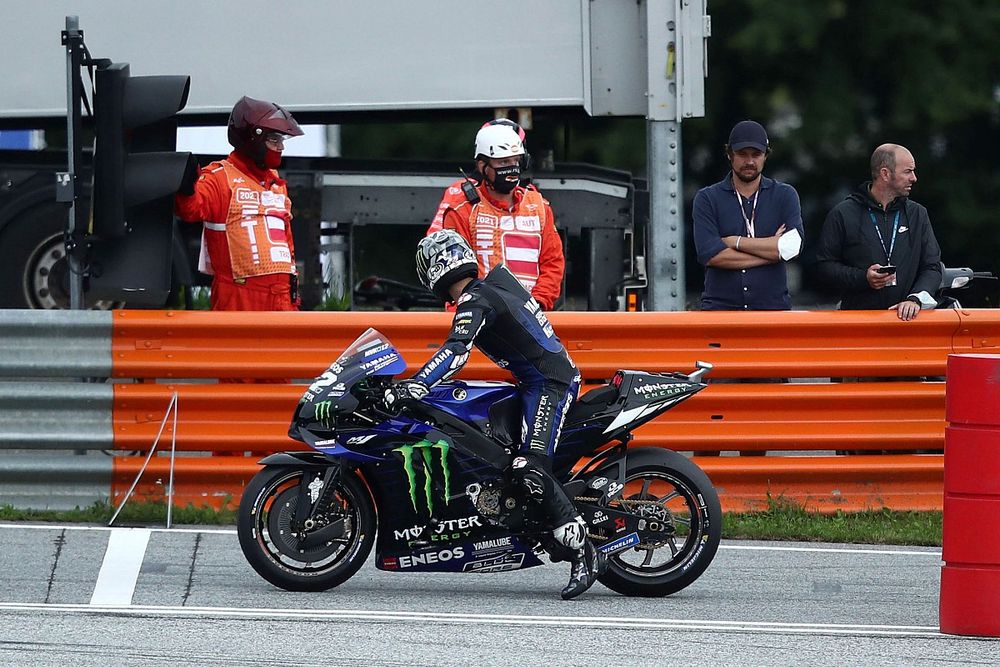 Maverick Vinales, Yamaha Factory Racin, sale desde el pit lane