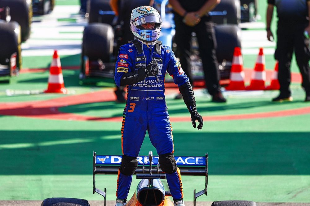 Le vainqueur Daniel Ricciardo, McLaren, fête en arrivant dans le parc fermé