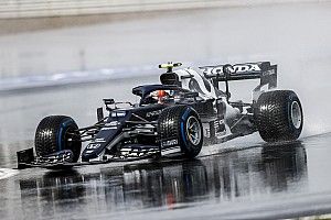 Gasly blijft Verstappen voor in natte derde training, Hamilton P18