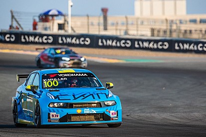 Yvan Muller se lleva la pole en Ningbo con Azcona 3º