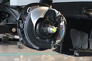 Mercedes: si sommano due flussi dalla campana dei freni?