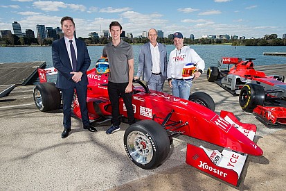 Operação Austrália: Barrichello chega ao país para sua volta aos monopostos