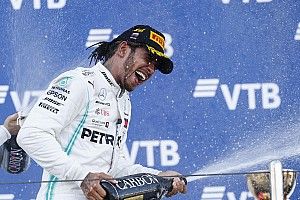 Hamilton wint in Rusland met hulp van VSC, Verstappen vierde