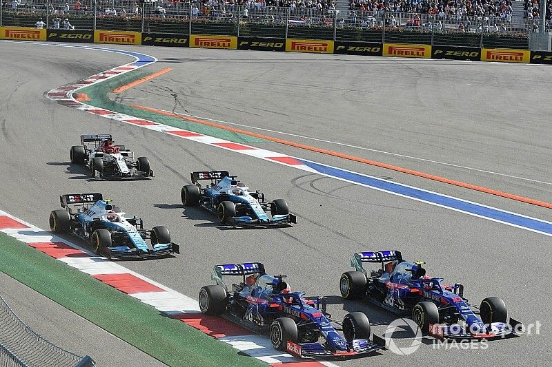 Pierre Gasly, Toro Rosso STR14, leads Daniil Kvyat, Toro Rosso STR14, George Russell, Williams Racing FW42, Robert Kubica, Williams FW42, and Kimi Raikkonen, Alfa Romeo Racing C38, at the start