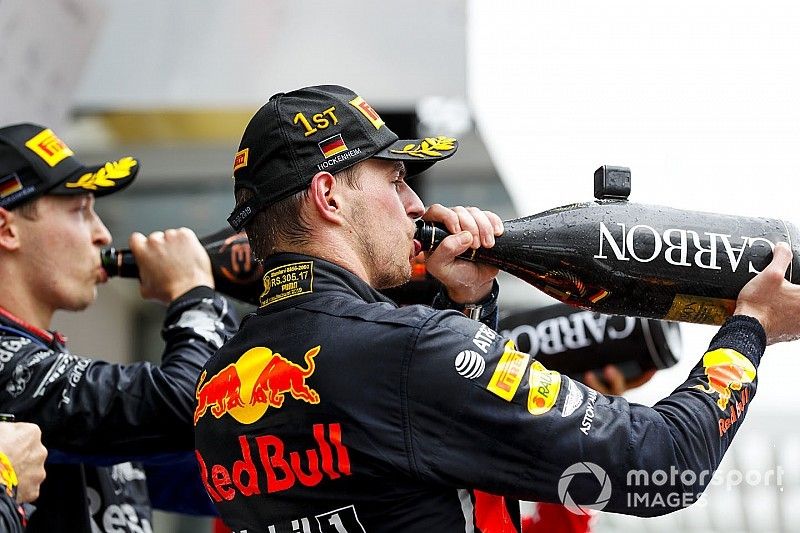 Max Verstappen, Red Bull Racing, 1st position, drinks Champagne on the podium