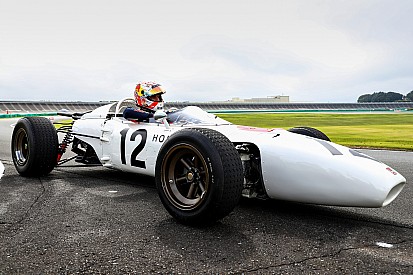 «Я в нее не помещаюсь». Ферстаппен опробовал Honda 1965 года