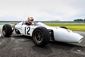 «Я в нее не помещаюсь». Ферстаппен опробовал Honda 1965 года