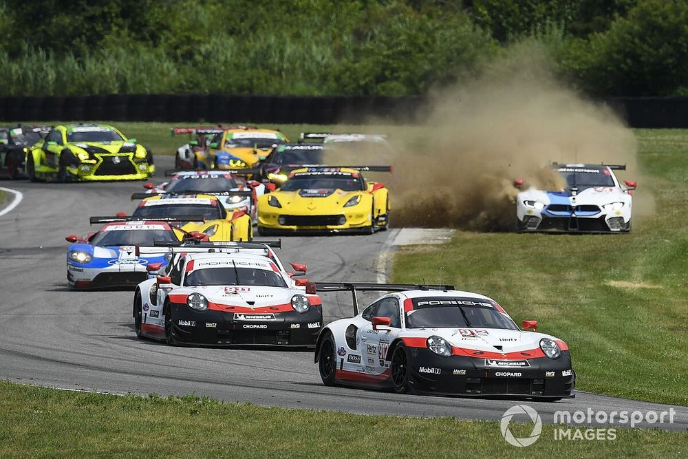 #912 Porsche GT Team Porsche 911 RSR, GTLM: Earl Bamber, Laurens Vanthoor, guidano il gruppo alla partenza della gara