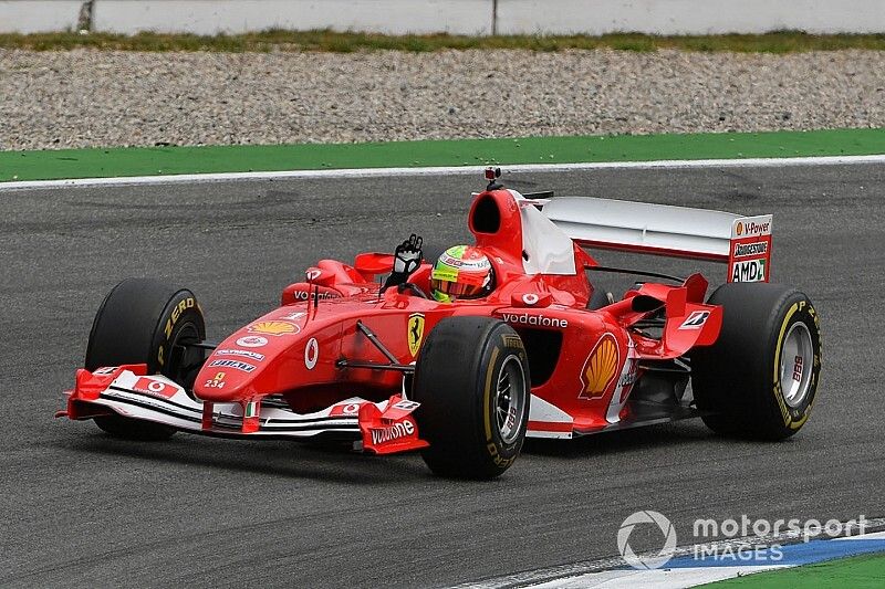 Mick Schumacher conduce el Ferrari F2004