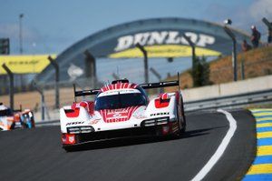 Porsche g&oacute;rą nad Cadillakiem