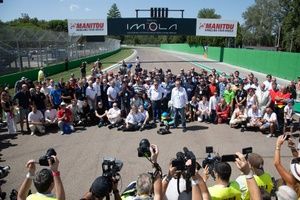 El Minardi Day marca un r&eacute;cord con 20.000 espectadores y 700 coches