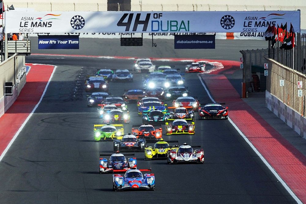 #4 Nielsen Racing Oreca 07 - Gibson: Rodrigo Sales, Matt Bell, Ben Hanley, leads at the start