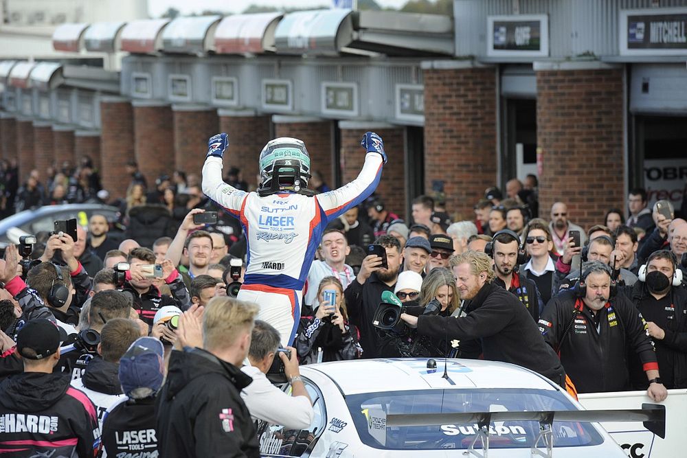 Brands Hatch BTCC: Sutton closes out season with assertive Race 3 win