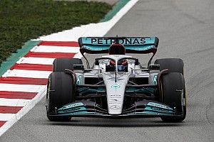 Russell marca lo mejor de una mañana repleta de banderas rojas