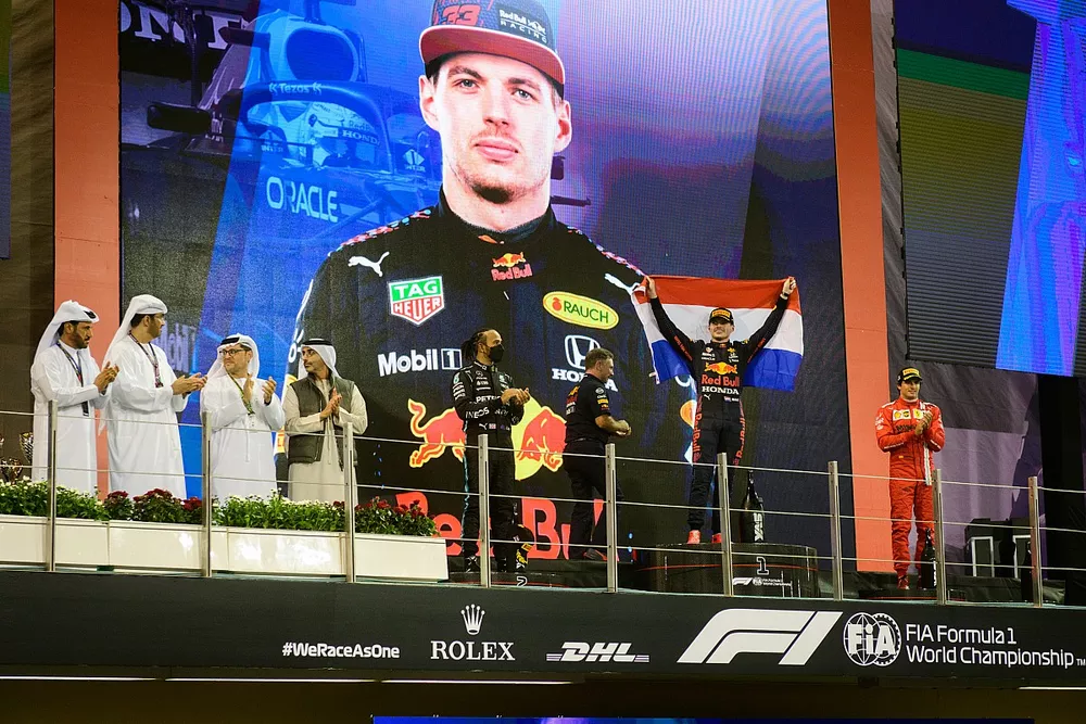 Podio: ganador de la carrera y campe&oacute;n del mundo Max Verstappen, Red Bull Racing, el segundo Lewis Hamilton, Mercedes, y el tercero Carlos Sainz Jr., Ferrari