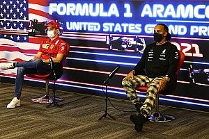Hamiltont is lenyűgözi, ahogyan Leclerc a Ferrari vezérévé válik