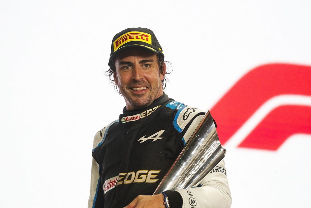 Fernando Alonso, Alpine F1, terzo classificato, con il suo trofeo