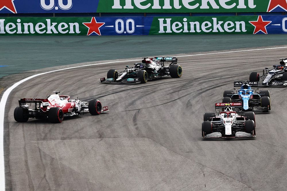 Kimi Raikkonen, Alfa Romeo Racing C41, spins as Antonio Giovinazzi, Alfa Romeo Racing C41, Fernando Alonso, Alpine A521, Lewis Hamilton, Mercedes W12, and Yuki Tsunoda, AlphaTauri AT02