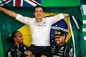 F1: Engenheiro brasileiro da Mercedes acompanha Hamilton no pódio após vitória em Interlagos
