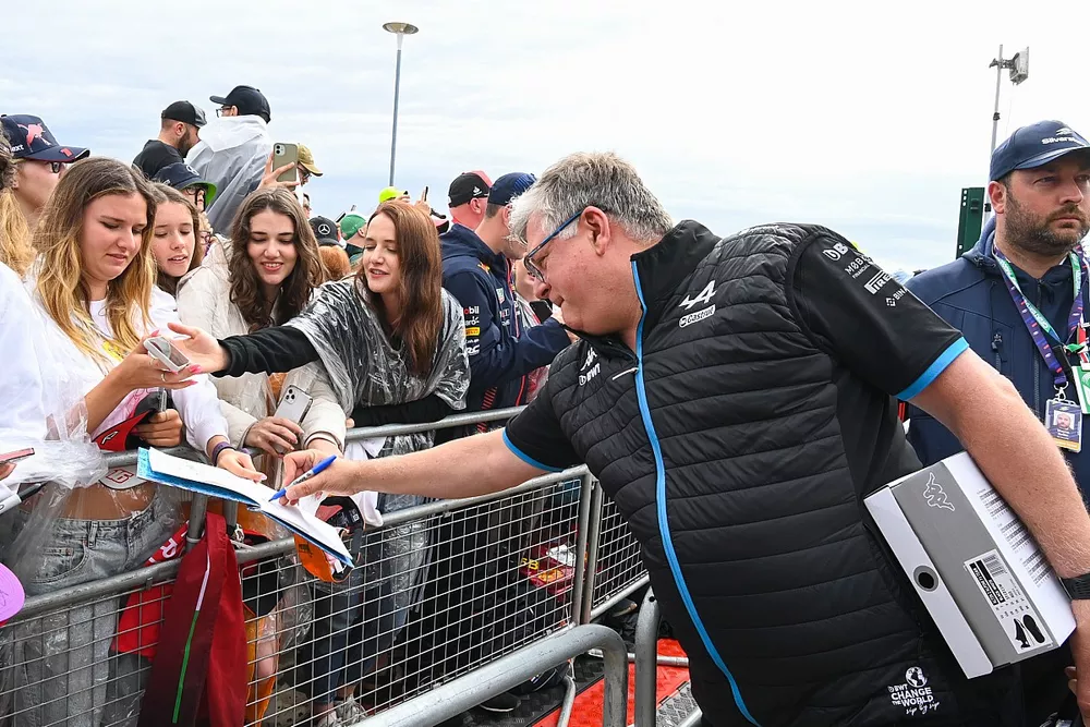 Otmar Szafnauer, director del equipo Alpine F1 Team, firma un aut&oacute;grafo a un aficionado.