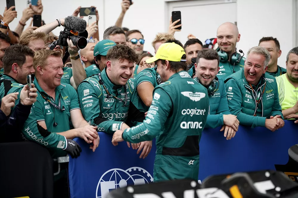 Fernando Alonso, Aston Martin F1 Team, 2&ordf; posici&oacute;n, celebra con su equipo en Parc Ferme