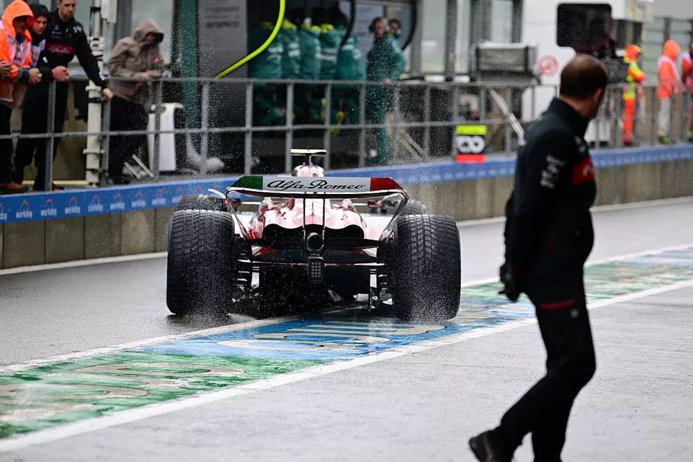 Zhou Guanyu, Alfa Romeo C43, sale del garaje