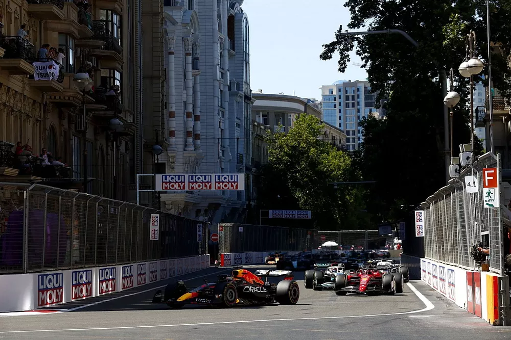 Max Verstappen, Red Bull Racing RB18, Carlos Sainz, Ferrari F1-75, George Russell, Mercedes W13, et le reste des monoplaces au départ