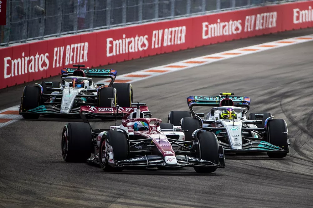 Valtteri Bottas, Alfa Romeo C42, Lewis Hamilton, Mercedes W13, George Russell, Mercedes W13