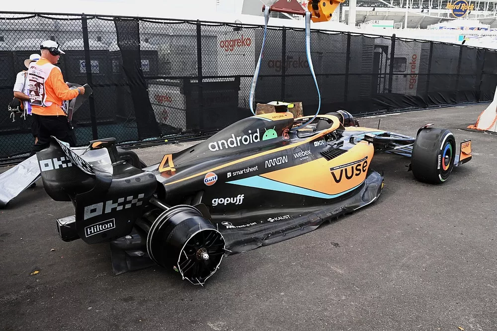 El coche da&ntilde;ado de Lando Norris, McLaren MCL36, tras su accidente