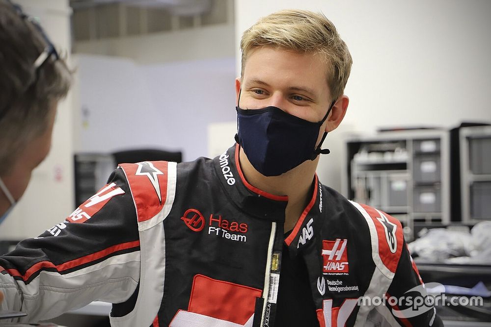 Schumacher: ''Haas'ın yeni aracı 'çekici ve cesur' görünüyor''