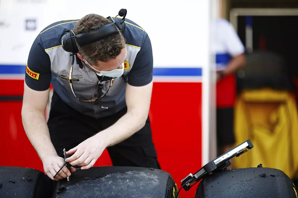 Un t&eacute;cnico de Pirelli toma algunas lecturas de datos