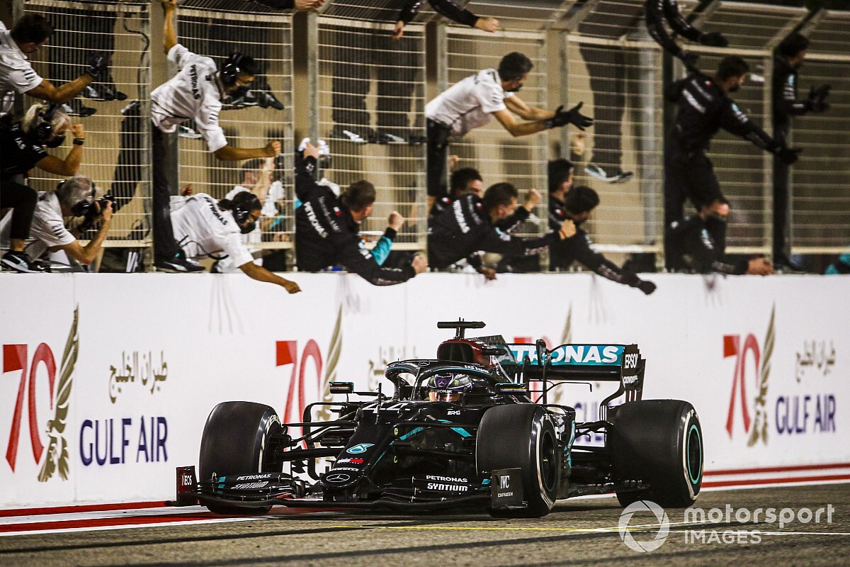 Hamilton wint in Bahrein na lange code rood voor crash Grosjean