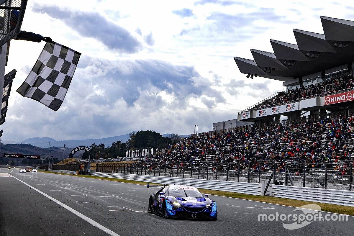 劇的展開でRAYBRIG NSX-GTが逆転王座。ホンダ八郷社長がコメント