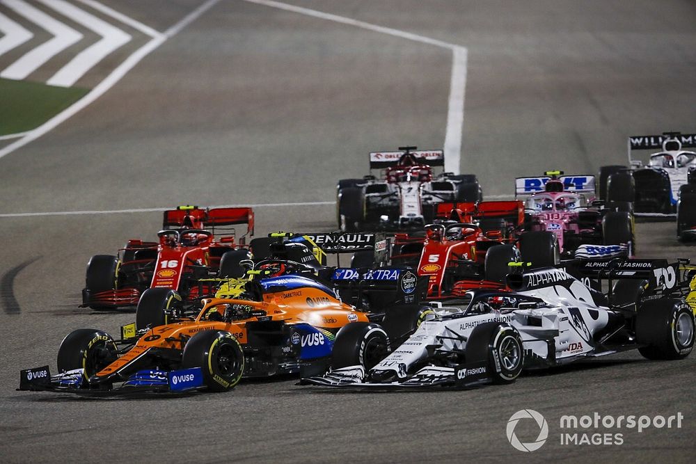 Lando Norris, McLaren MCL35, Pierre Gasly, AlphaTauri AT01, Sebastian Vettel, Ferrari SF1000, Charles Leclerc, Ferrari SF1000, Lance Stroll, Racing Point RP20, e Kimi Raikkonen, Alfa Romeo Racing C39, alla ripartenza