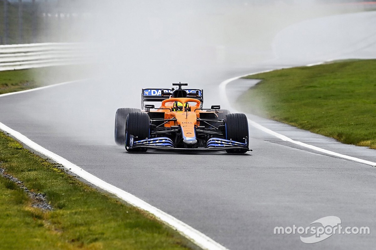 マクラーレンF1新車MCL35M、雨のシルバーストンで初走行。ノリスがステアリング握る