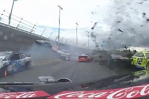 Victoria para McDowell en un cierre accidentado de las 500 millas de Daytona