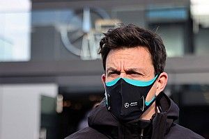 Wolff: "Aston Martin veya Red Bull, Mercedes'ten daha iyi çözümler geliştirmiş olabilir"