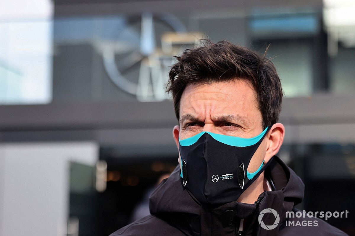 Wolff: "Aston Martin veya Red Bull, Mercedes'ten daha iyi çözümler geliştirmiş olabilir"