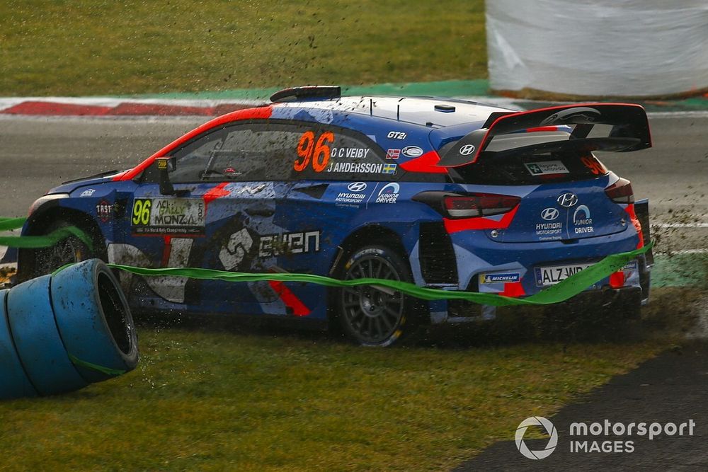 Финал WRC в Монце проходит весело: у Ожье запотело лобовое, Невилль застрял в сетке