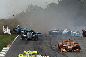 VIDEO: Nieuw IndyCar-seizoen van start met enorme startcrash